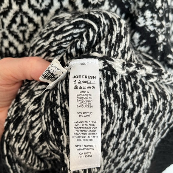 Joe fresh Black and White Patterned Sweater size 1x - Picture 4 of 5